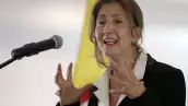 La política colombo-francesa Íngrid Betancourt, quien fue secuestrada por más de seis años por rebeldes de las FARC, gesticula mientras da un discurso en Bogotá, Colombia. 