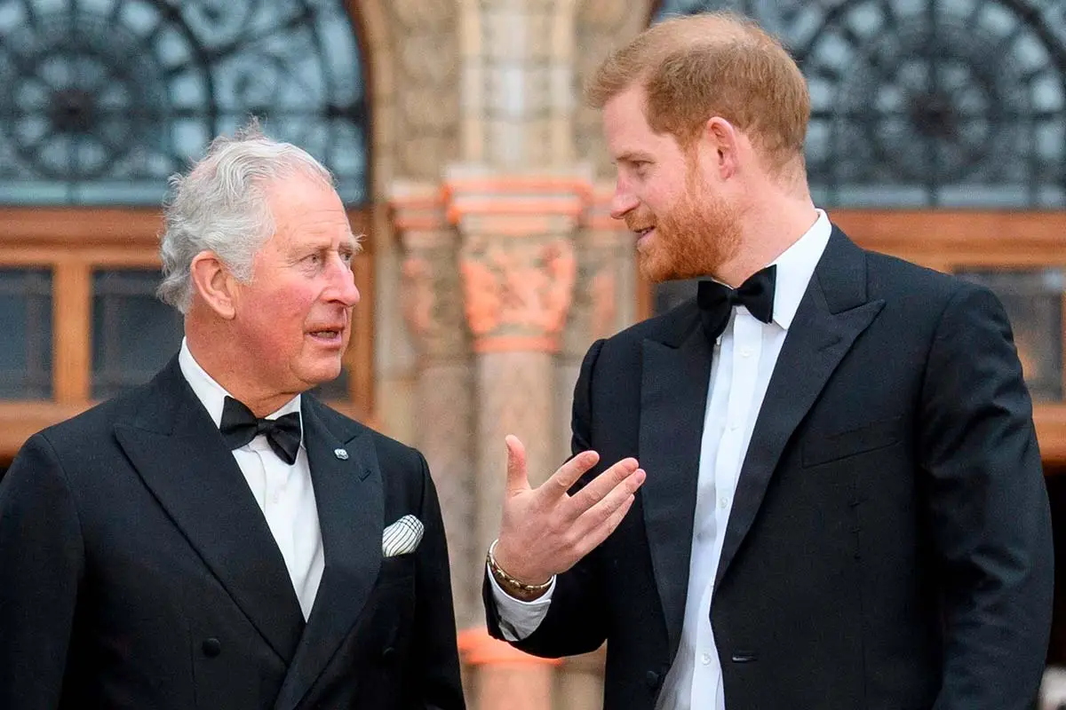 El príncipe Carlos y el príncipe Harry