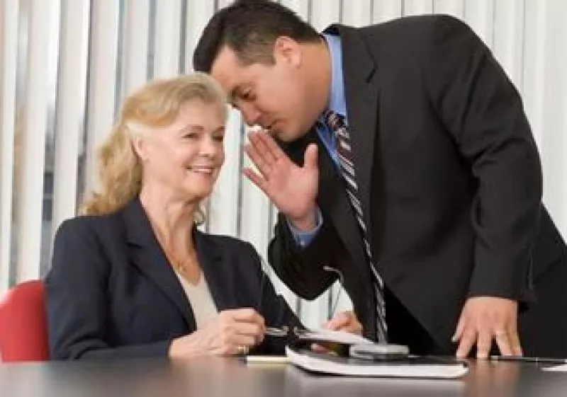 Seguir y propiciar los rumores en el trabajo afecta tu imagen profesional, según los expertos. (Foto: Jupiter Images)