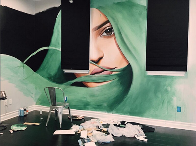 La hermana de Kendall está encantada con el nuevo mural que decora la pared de su casa en Los Ángeles.