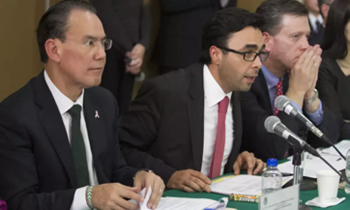Gabriel Contreras -centro- dijo que entre los recursos que solicitan están más de 280 mdp para la compra de camionetas. (Foto: Notimex)
