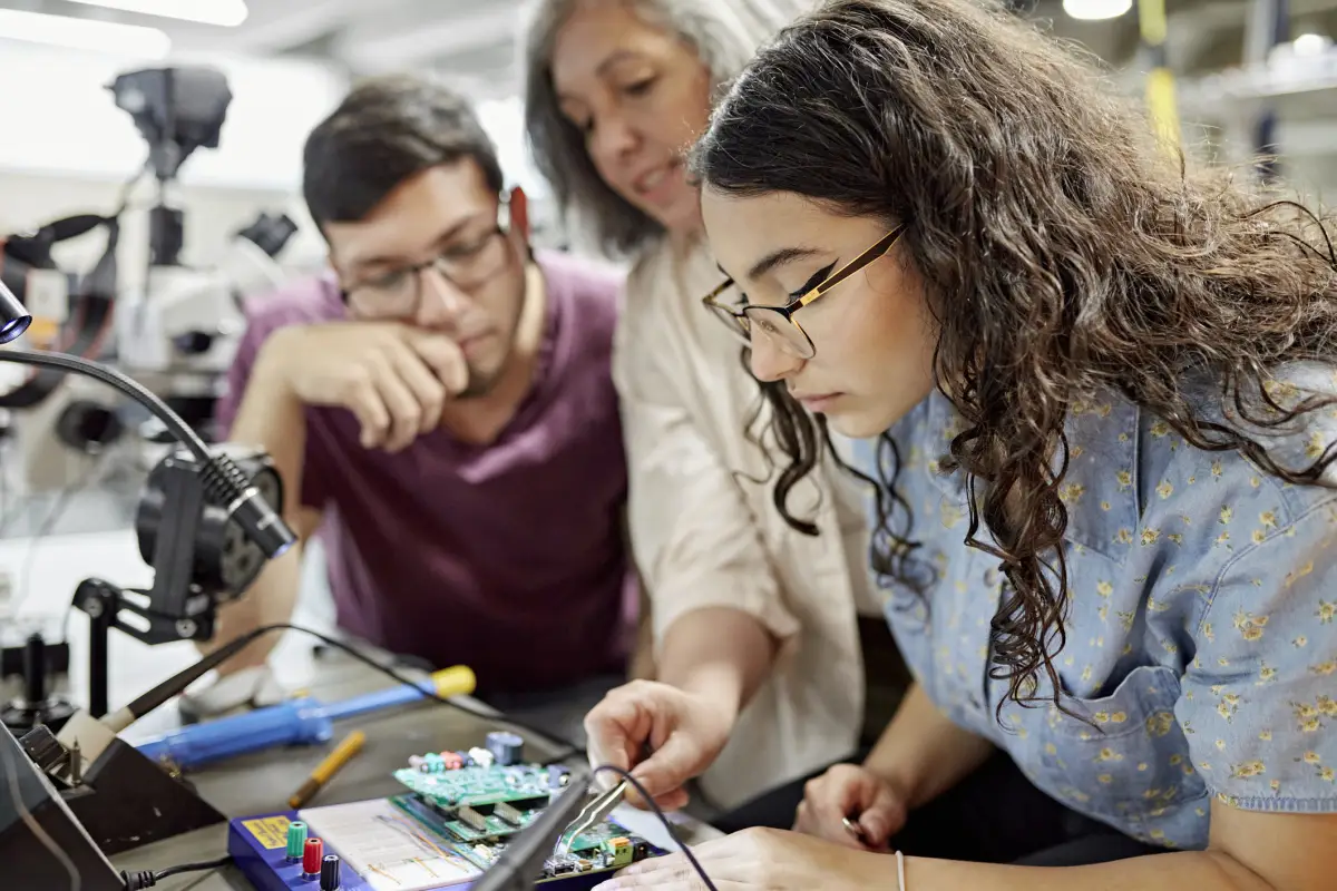 Cada vez es más difícil ocupar vacantes especializadas y las empresas tecnológicas encontraron la solución