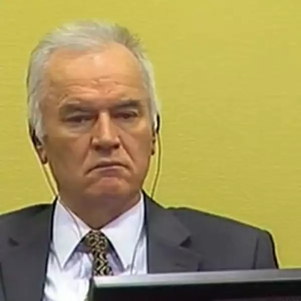 mladic en el juicio en la haya