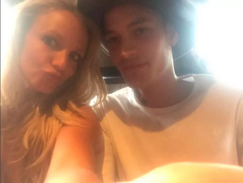 La cantante se ha dejado ver muy cercana a un joven modelo que trabajó con ella en su próximo video.