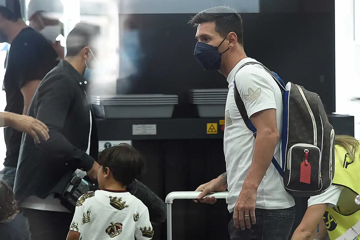 Messi firma con el PSG (fotografía de Lionel Messi dejando Barcelona para viajar a París)