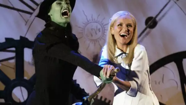 Conoce a las dos actrices que iniciaron el fenómeno. Wicked las lanzó a la fama y ahora las podemos ver en películas como 'Enchanted' y series de televisión como 'Glee'.