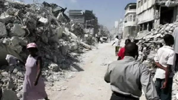 En Peguyville, sector de la periferia este de Puerto Príncipe, Carius, vecino de la zona, explicó a Efe que la gente se despertó sobresaltada y salió corriendo de sus casas.