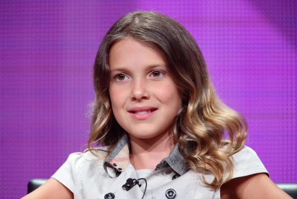 Millie Bobby Brown antes usaba el pelo largo con ondas.