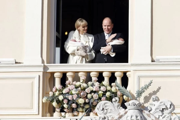 Durante el bautizo de sus mellizos, Charlene -por primera vez- se le vio sonriente y plena.