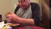 Este hombre preparó hamburguesas y helado para sus nietos y éstos no se presentaron. La foto de su reacción se ha vuelto viral en redes. Te contamos qué pasó.