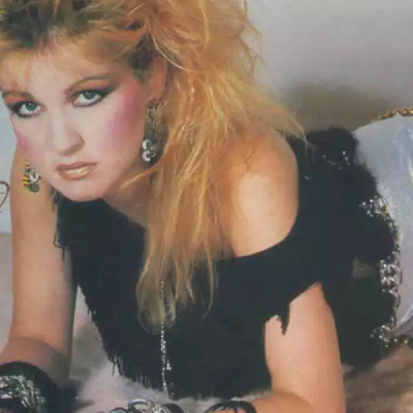 Ombré significa `sombra´ en francés, y antes estaba de moda llevar una sombra oscura en la raíz del pelo y lo demás teñirlo de rubio. Así lo hacía Cyndi Lauper en los 80.