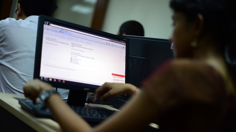 una mujer trabaja en una computadora