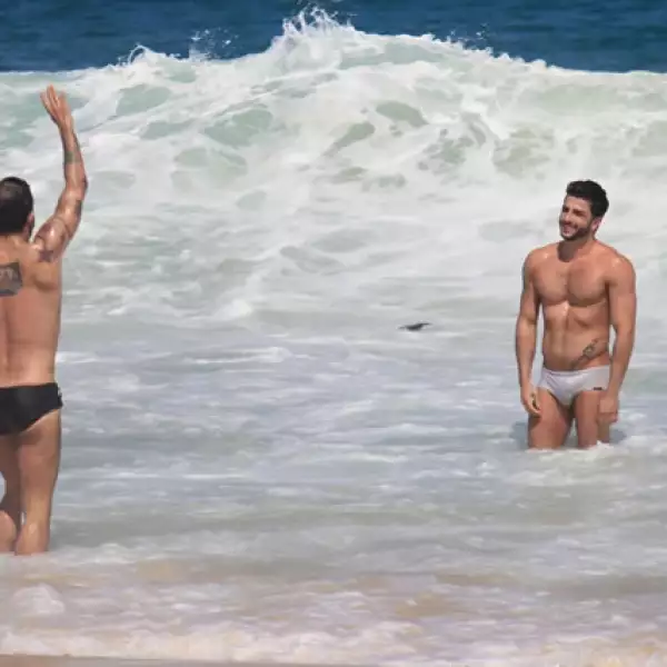 Ambos disfrutaban meterse al mar durante sus visitas a la playa.