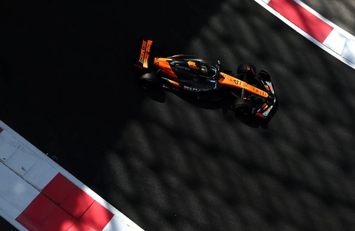 El monoplaza de Lando Norris de McLaren en las pruebas de Abu Dabi de 2025 con el número 4 en la parte frontal