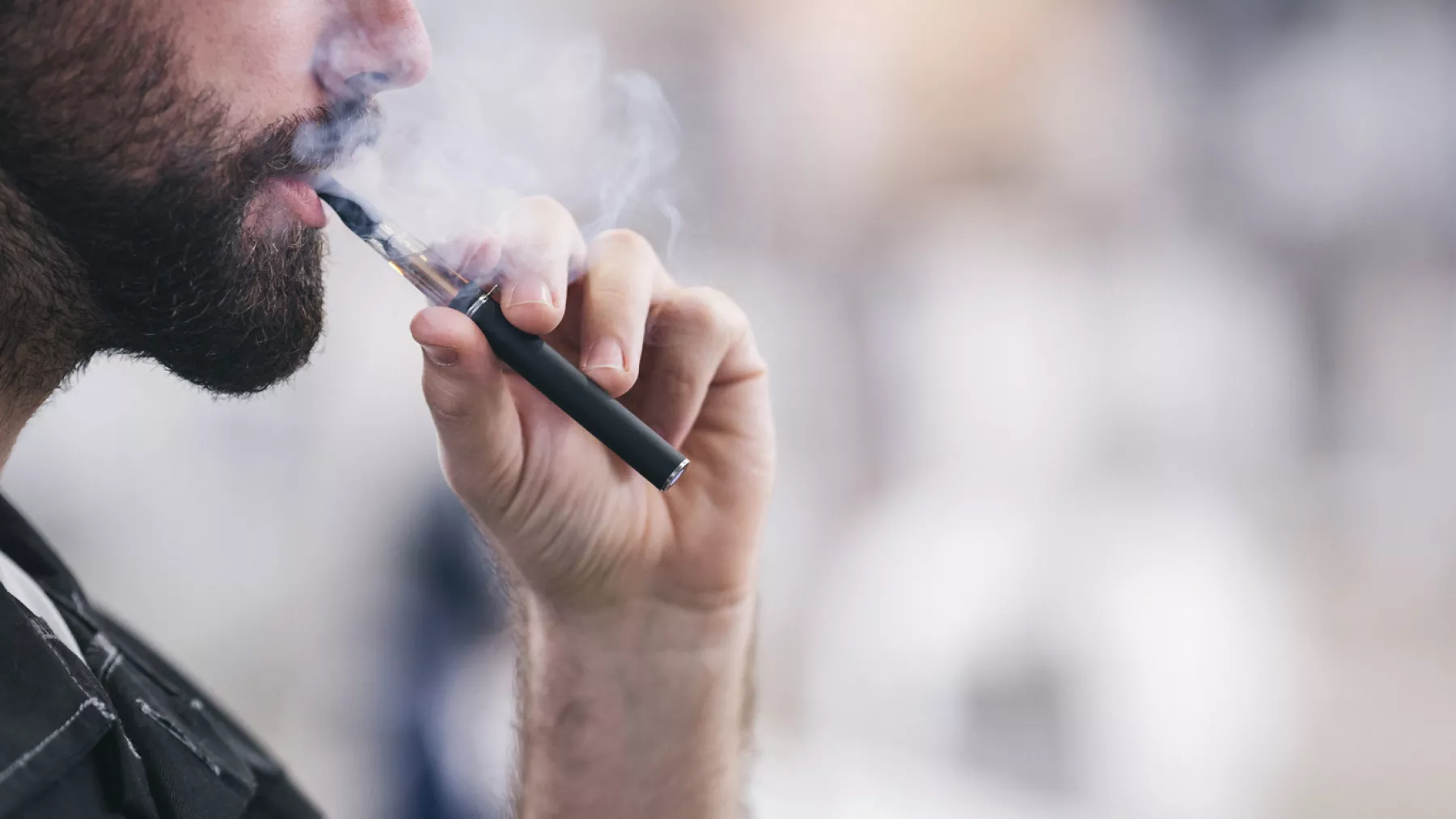 persona con vaper, que fue señalado como nocivo para la salud por la cofepris y la conadic