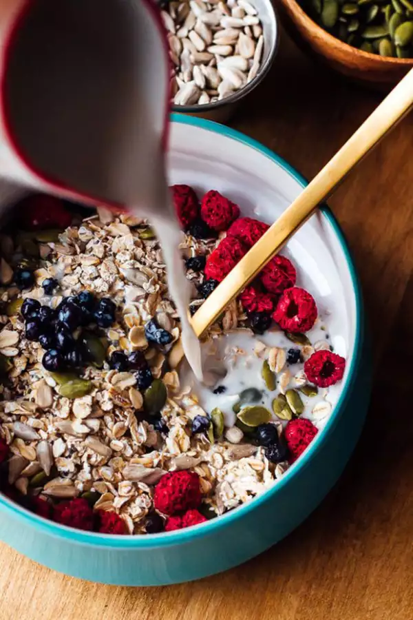 Agrega tu fruta favorita y un poco de granola