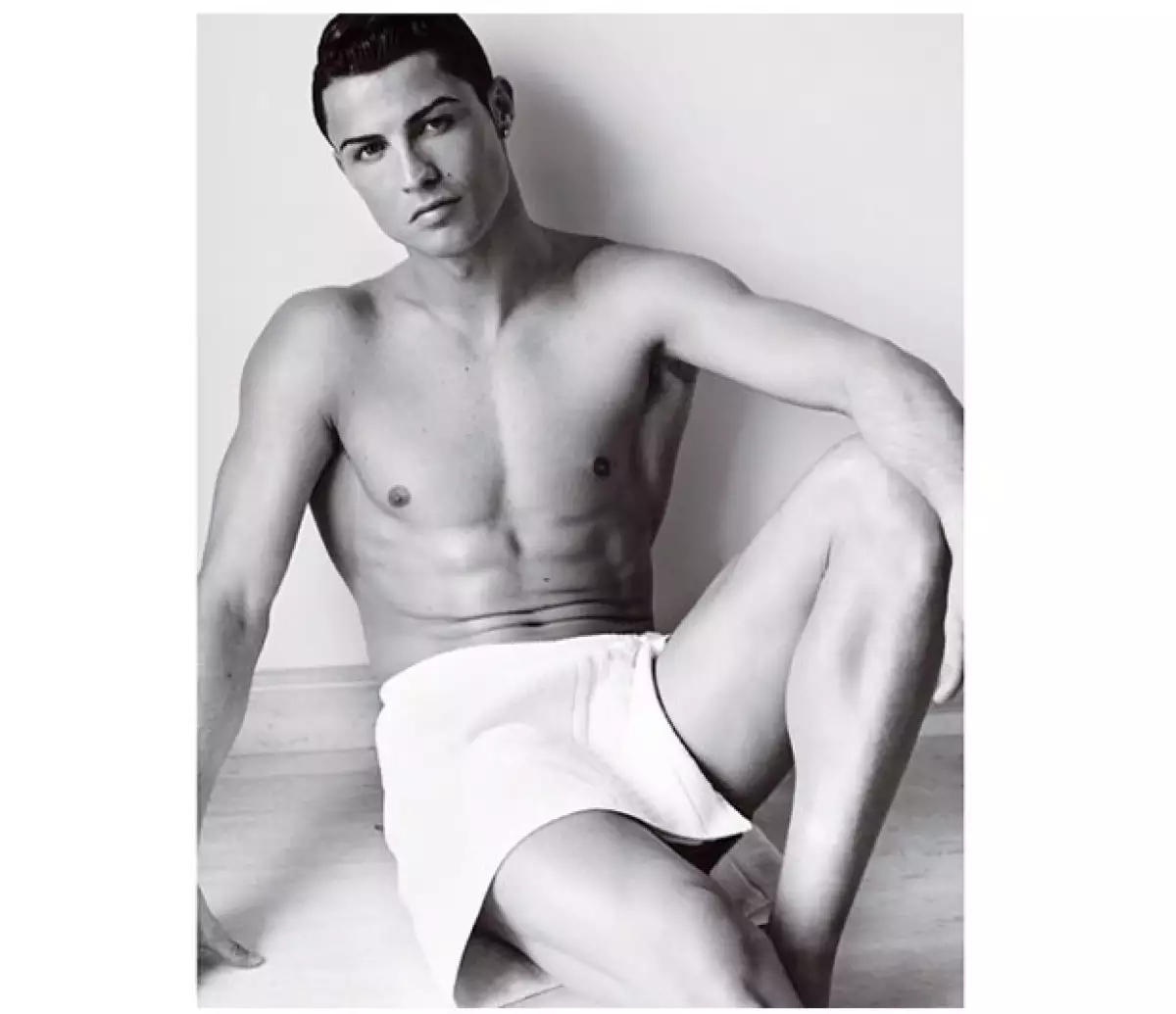 La actriz se unió a la campaña "Towel Series", donde posó de una manera muy sensual para el fotógrafo peruano.