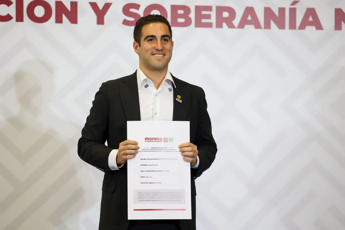 Eugenio Segura Vázquez, coordinador de Morena en Quintana Roo, muestra su comprobante de registro al proceso interno de Morena.