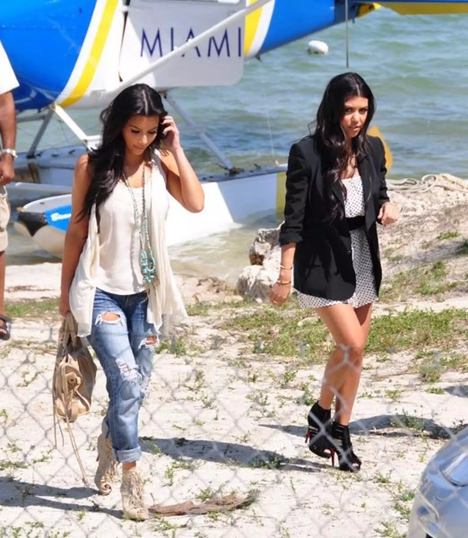 Con todo su estilo, Kourtney y Kim Kardashian fueron a dar un recorrido en hidroavión en un soleado día de Miami.