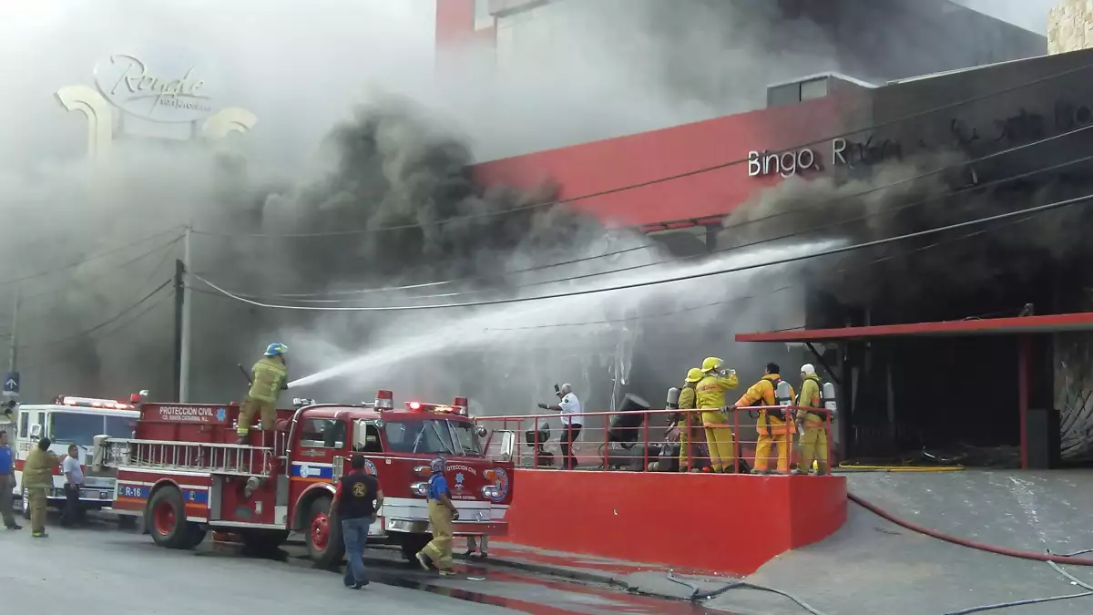 bomberos luchan contra incendio