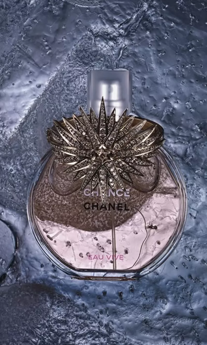 Oro, diamantes, zafiros y rubíes se congelan junto a exquisitos perfumes este invierno. Unidos se convierten en accesorios sofisticados que le permiten a la mujer brillar y distinguirse del resto.