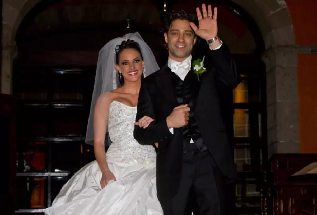 El cantante contrajo nupcias el sábado por la noche con su novia en una ceremonia tradicional judía que se llevó a cabo en la Hacienda los Morales.