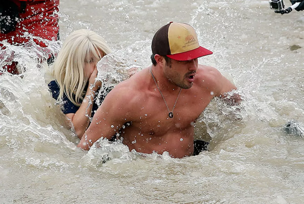 Lady Gaga y Taylor Kinney se sumergieron en las heladas aguas del lago Michigan.