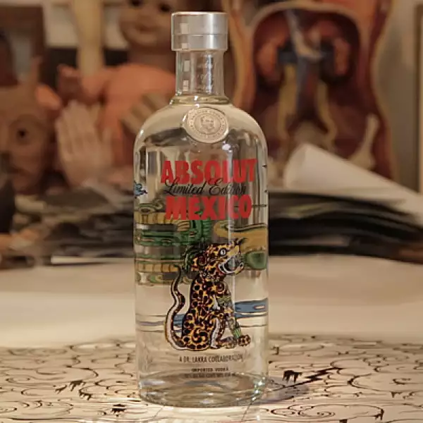La marca de bebida presenta una botella especial, inspirada en las tradiciones del país, una colaboración con el artista mexicano Dr. Lakra.