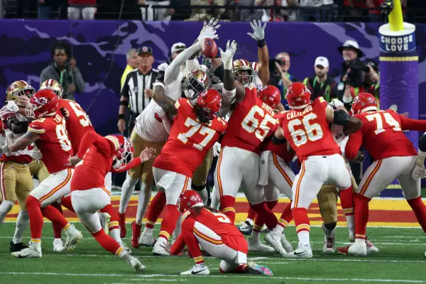 Foto del momento en que los San Francisco 49ers bloquearon una jugada de los Kansas City Chiefs en el Super Bowl LVIII.