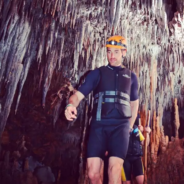 Tienen que ir a #RioSecreto! #MaravillaNatural #ParaisoOculto .Gracias x tan espectacular experiencia #SantiTime #MomentosInolvidables, recomendó el novio de Angelique Boyer.