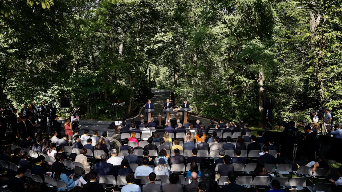 El presidente de Corea del Sur, Yoon Suk Yeol, el presidente de los Estados Unidos, Joe Biden, y el primer ministro japonés, Kishida Fumio, llegan a una conferencia de prensa conjunta después de las conversaciones a tres bandas en Camp David el 18 de agosto de 2023 en Camp David, Maryland.
