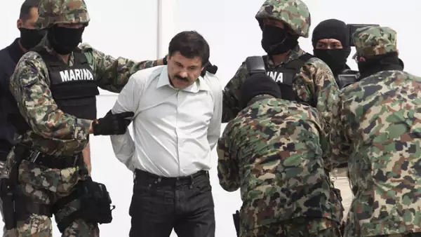 Las autoridades presentaron a Guzmán Loera en el hangar de la Secretaría de Marina.