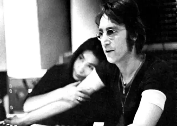 John y Yoko se conocieron en 1966, cuando John estaba casado. Cynthia le pidió el divorcio cuando encontró a la pareja en su casa, ambos en bata.