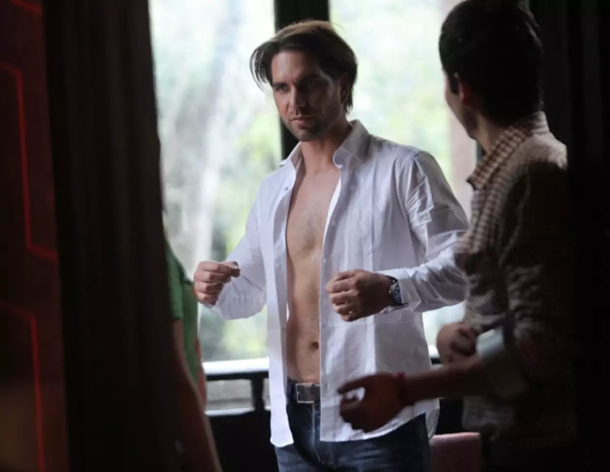 Arap considera que la mezcla de culturas en su sangre le facilita crear diversos personajes.