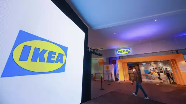 (Entrada de la tienda IKEA)