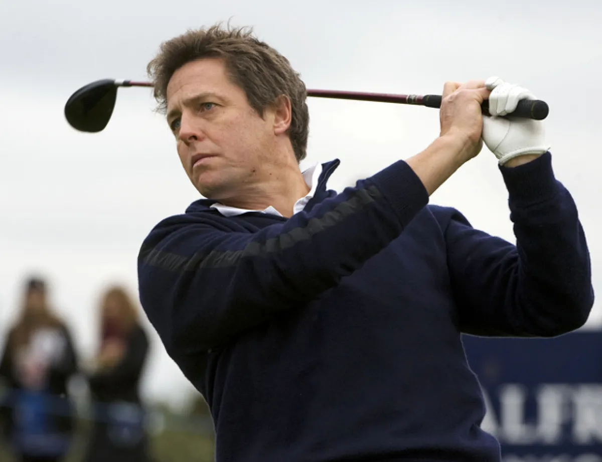 Hugh Grant es todo un experto en la cancha de golf.
