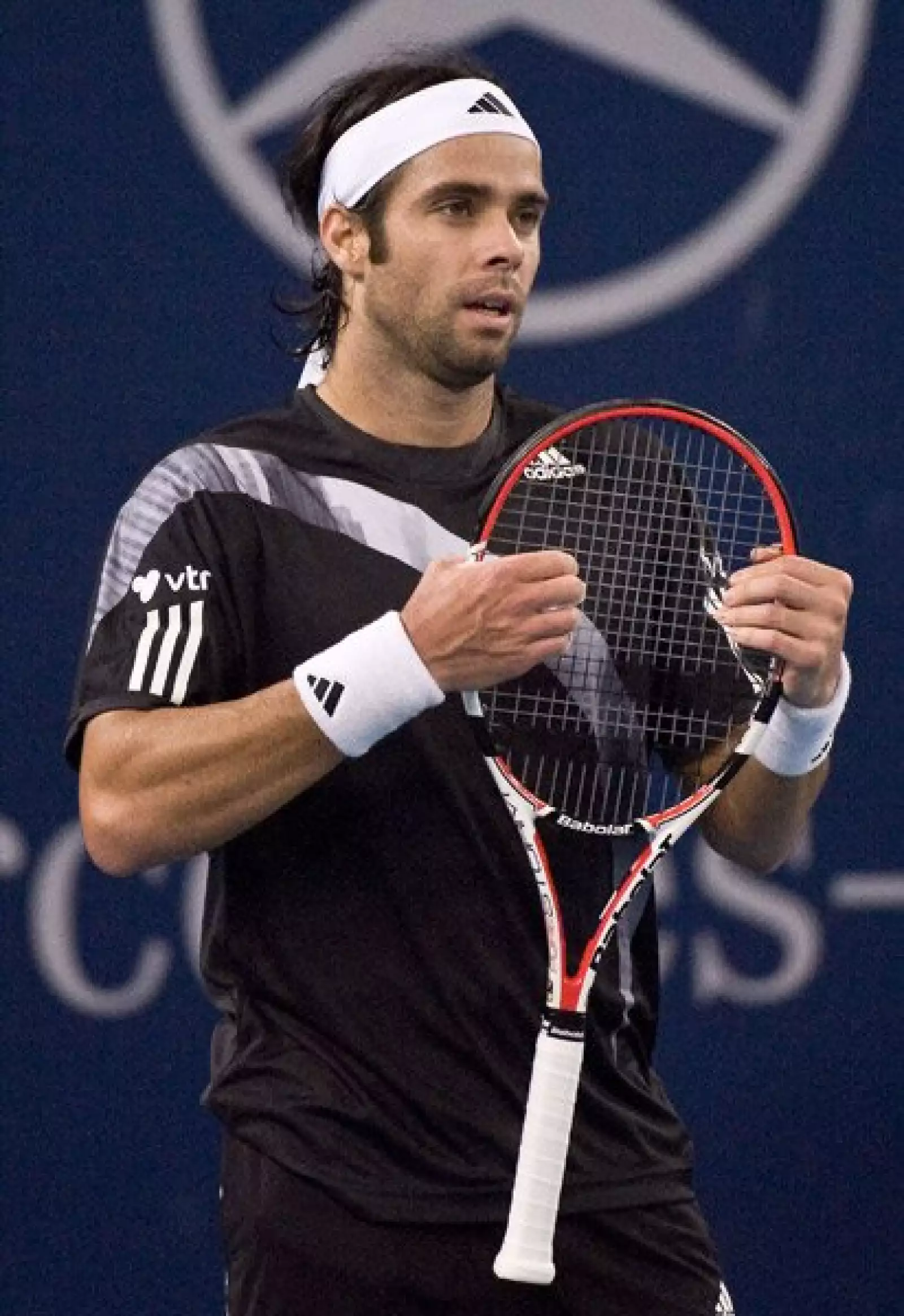 González debutó en el Equipo de Copa Davis de Chile en abril de 1998 frente a Franco Squillari de Argentina con tan solo 18 años de edad.