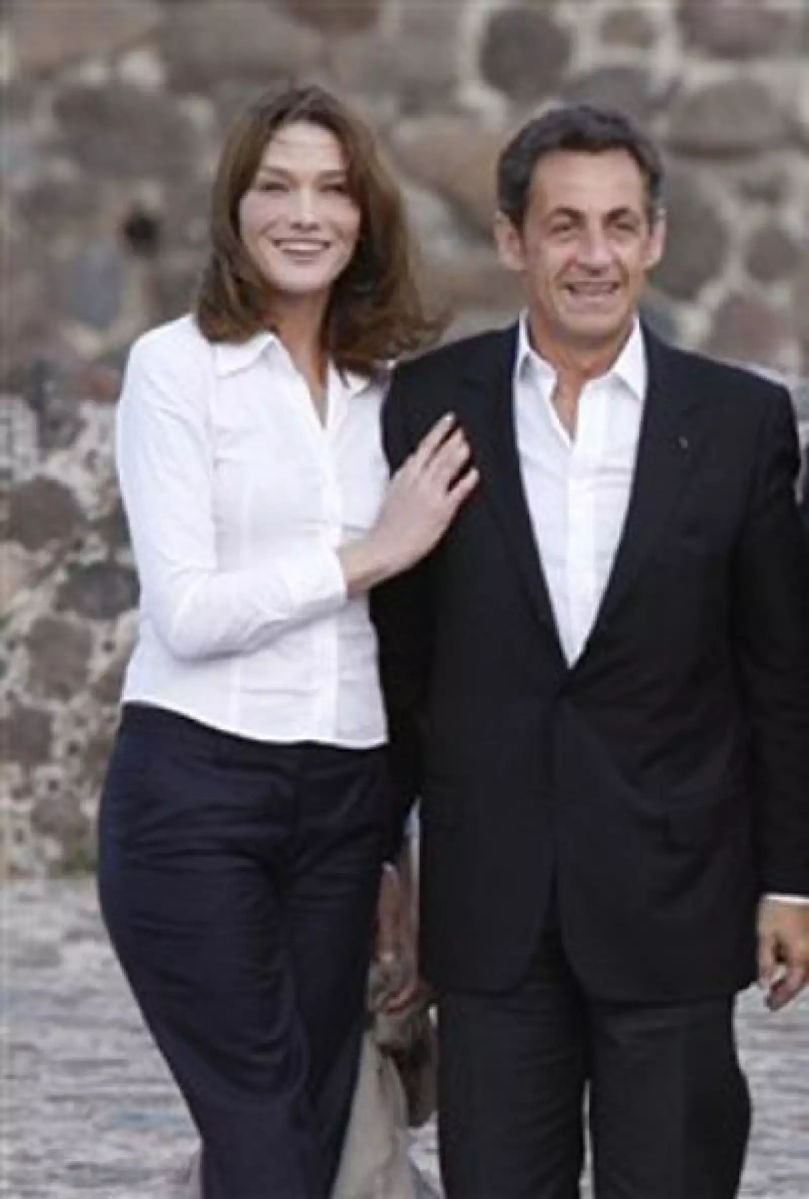 En su visita a Teotihuacán, la primera dama de Francia lucía sonriente y no soltó a su esposo en ningún momento.