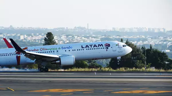 La cancelación de vuelos de LATAM comenzó este sábado en el tramo entre Sao Paulo y Caracas, mientras que a fines de julio se implementará en los vuelos Lima-Caracas, y Santiago- Caracas.
