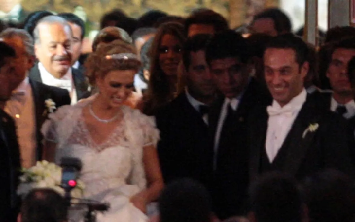 Carlos Slim Domit y María Elena Torruco a la salida de la iglesia después haberse dado el `sí acepto´.