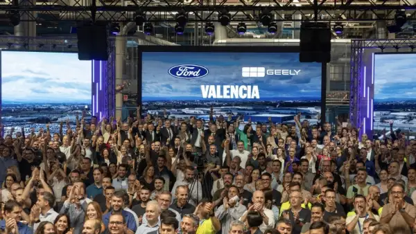 Una multitud de trabajadores de la planta de Ford en Valencia celebran la alianza con Geely en un acto protocolario 