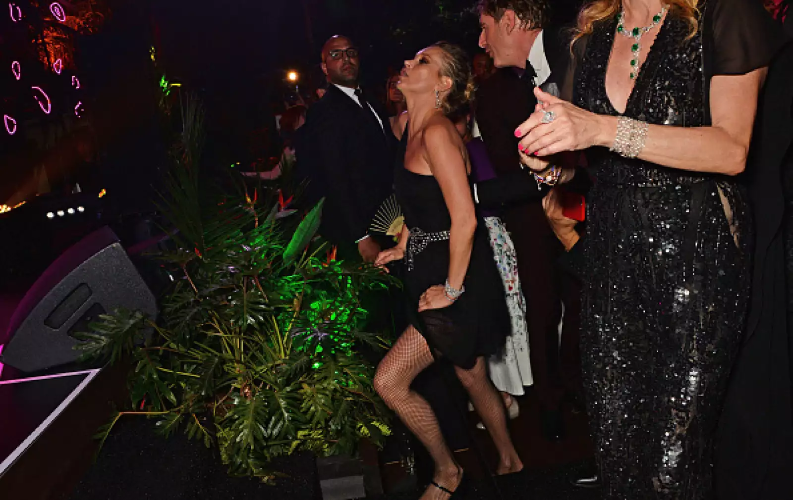 A la modelo británica no le importó perder el glam y bailó durante la presentación de Diana Ross.