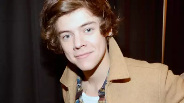 El cantante decidió invertir 160 mil dólares en un Porsche Cayman S; por si fuera poco, lo está personalizando con un sistema de sonido, asientos con calefacción y un teléfono.