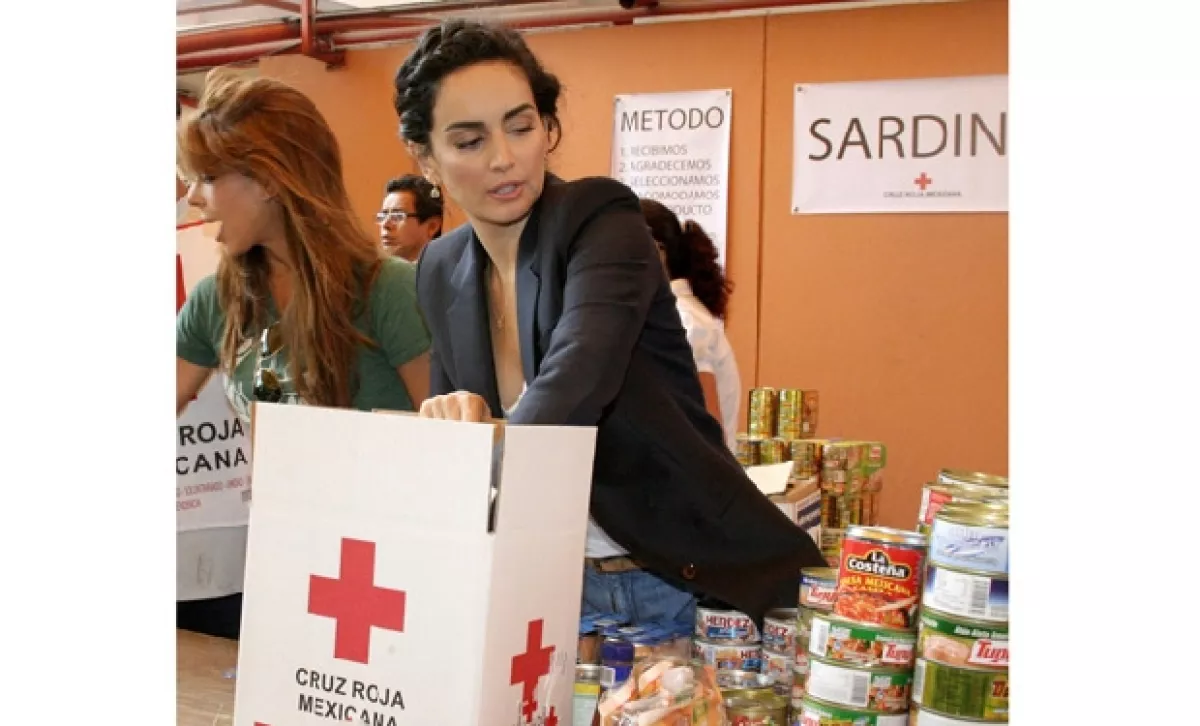 La actriz estuvo en el centro de acopio de la Cruz Roja de la Ciudad de México.