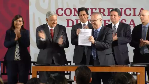 191013 pemex urzua amlo nahle tomada de you oficial.jpg