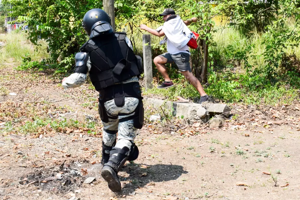 Migrantes detenidos tras enfrentarse con la Guardia Nacional
