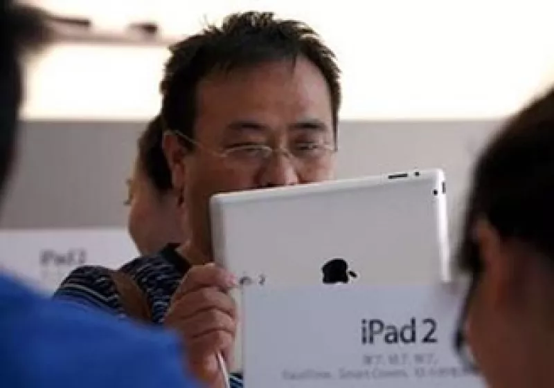 La versatilidad de la iPad permite a sus usuarios comprar libros, películas y juegos para el dispositivo. (Foto: Reuters)