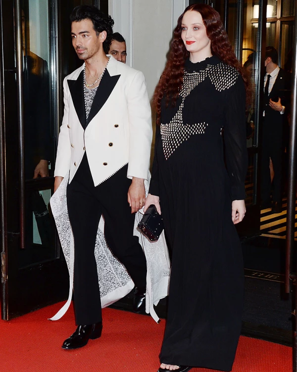 joe-sophie-jonas-clan-louis-vuitton-met-gala-2022-gilded-glamour.jpg