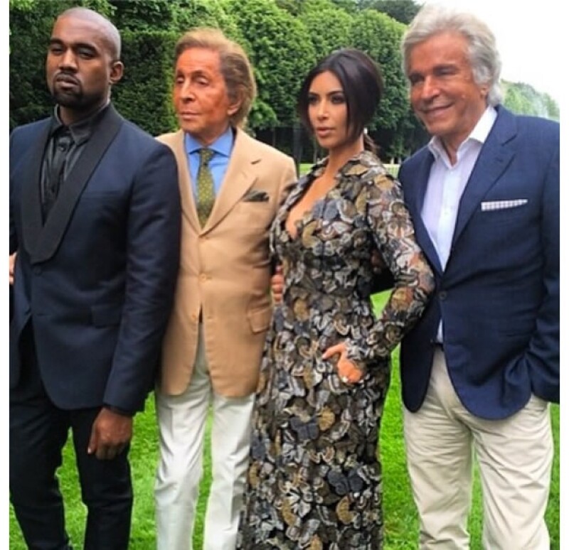 Kanye, Valentino y Kim posaron para la foto del recuerdo en los jardínes de la casa del diseñador.