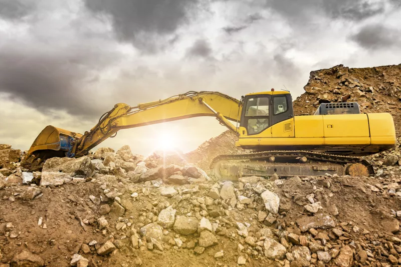 Mina al aire libre con maquinaria pesada, excavadoras para movimiento de tierra y roca